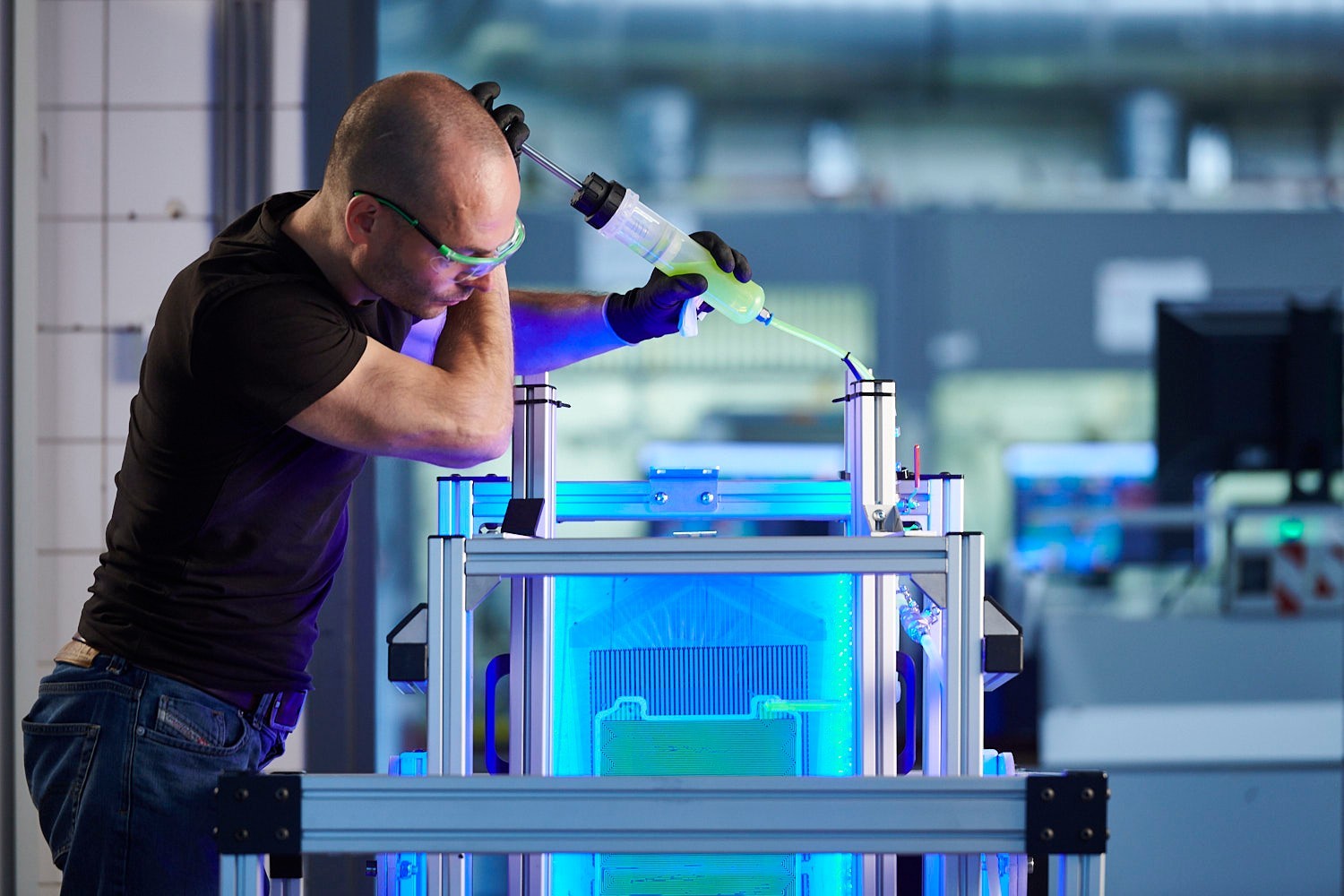 Elestor engineer working on the membrane stack