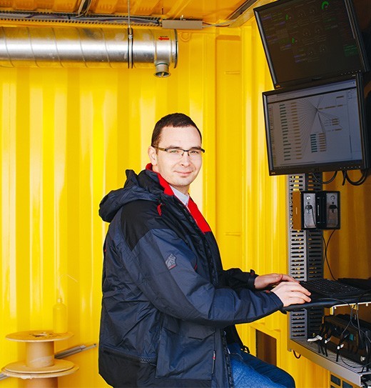Elestor technician monitoring the performance of a flow battery.